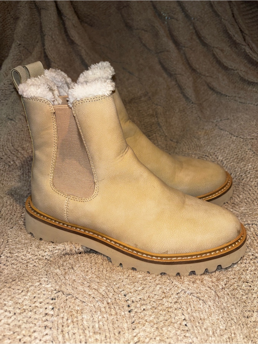 J.Crew Beige Shearling Chelsea Platform Boots Size 6 Like New
